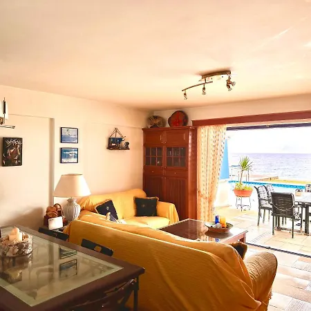 Pool Beachouse With Stunning Views بيت للعطل